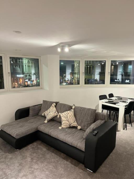 Stylish Central Escape, Heart of the Action, City View, Netflix