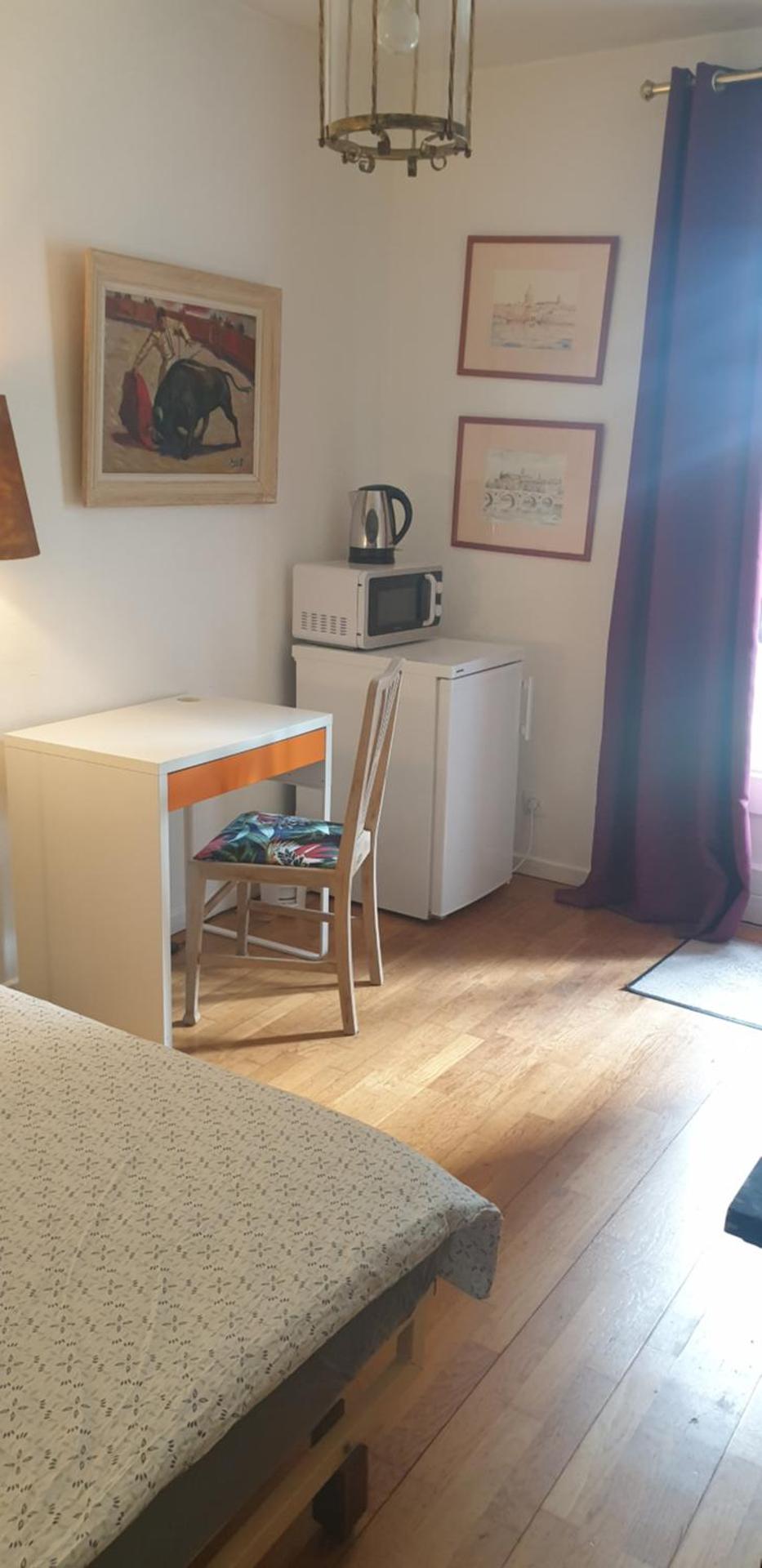 Chambre privée dans une maison avec piscine