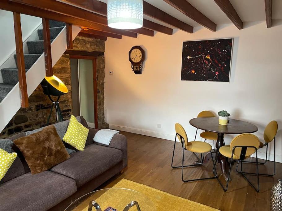 Stunning Cottage with Log Burner- King Bed- Great Design-Free Wood