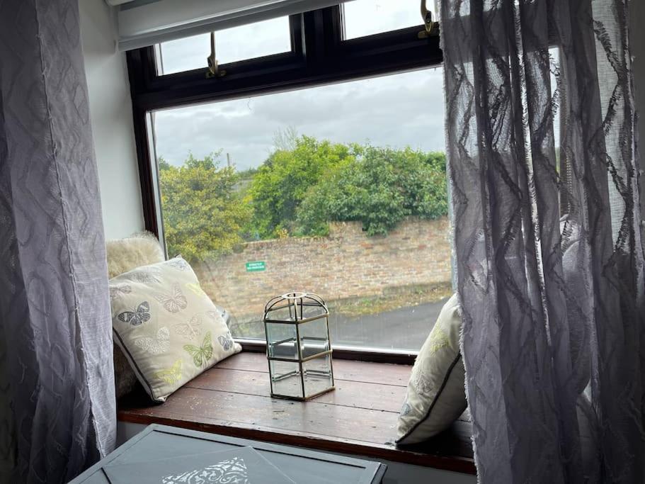 Stunning Cottage with Log Burner- King Bed- Great Design-Free Wood