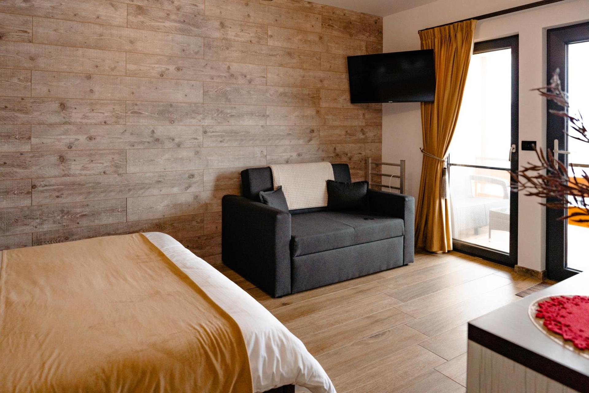 Deluxe Double Room (2 Adults + 1 Child)