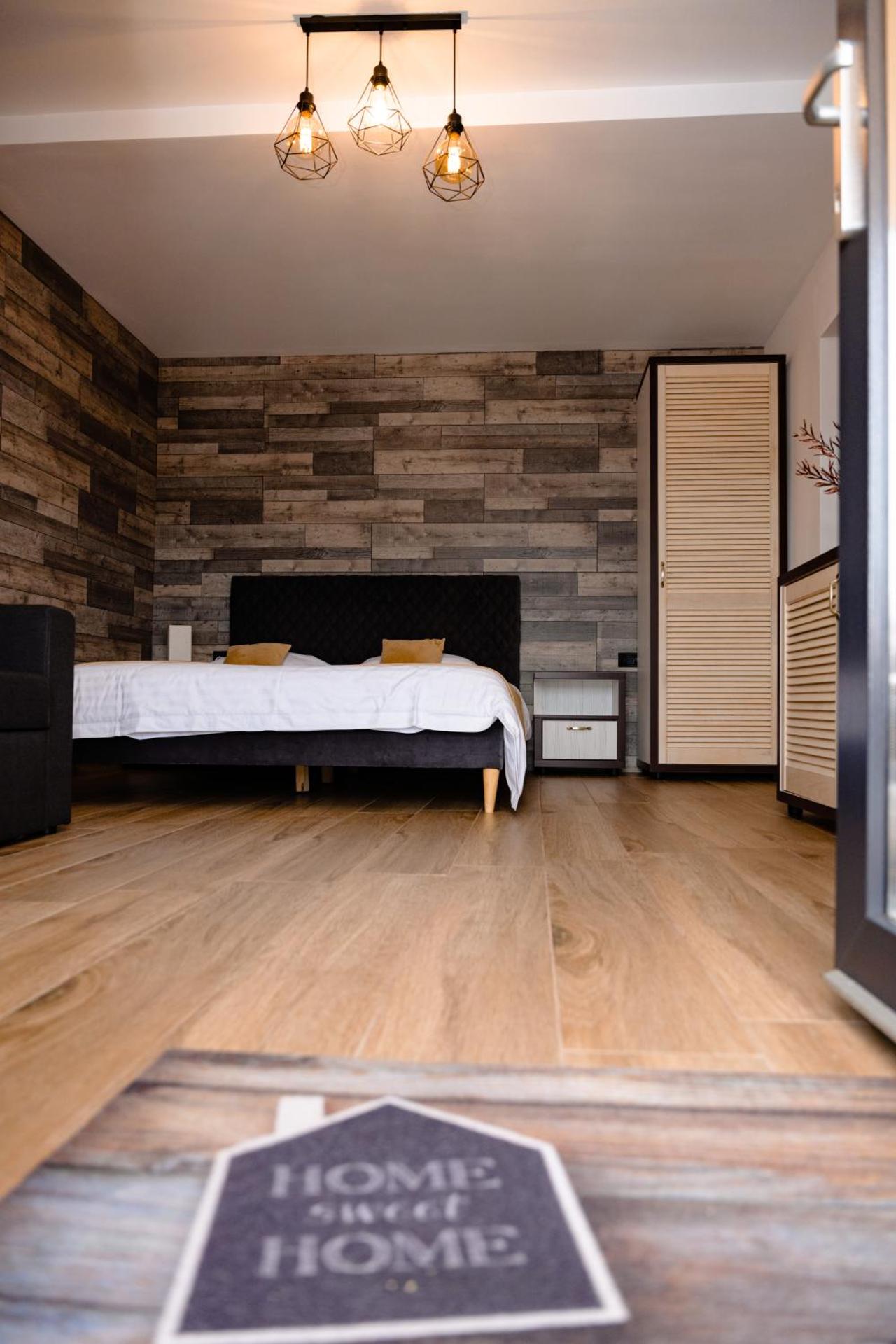 Deluxe Double Room (2 Adults + 1 Child)