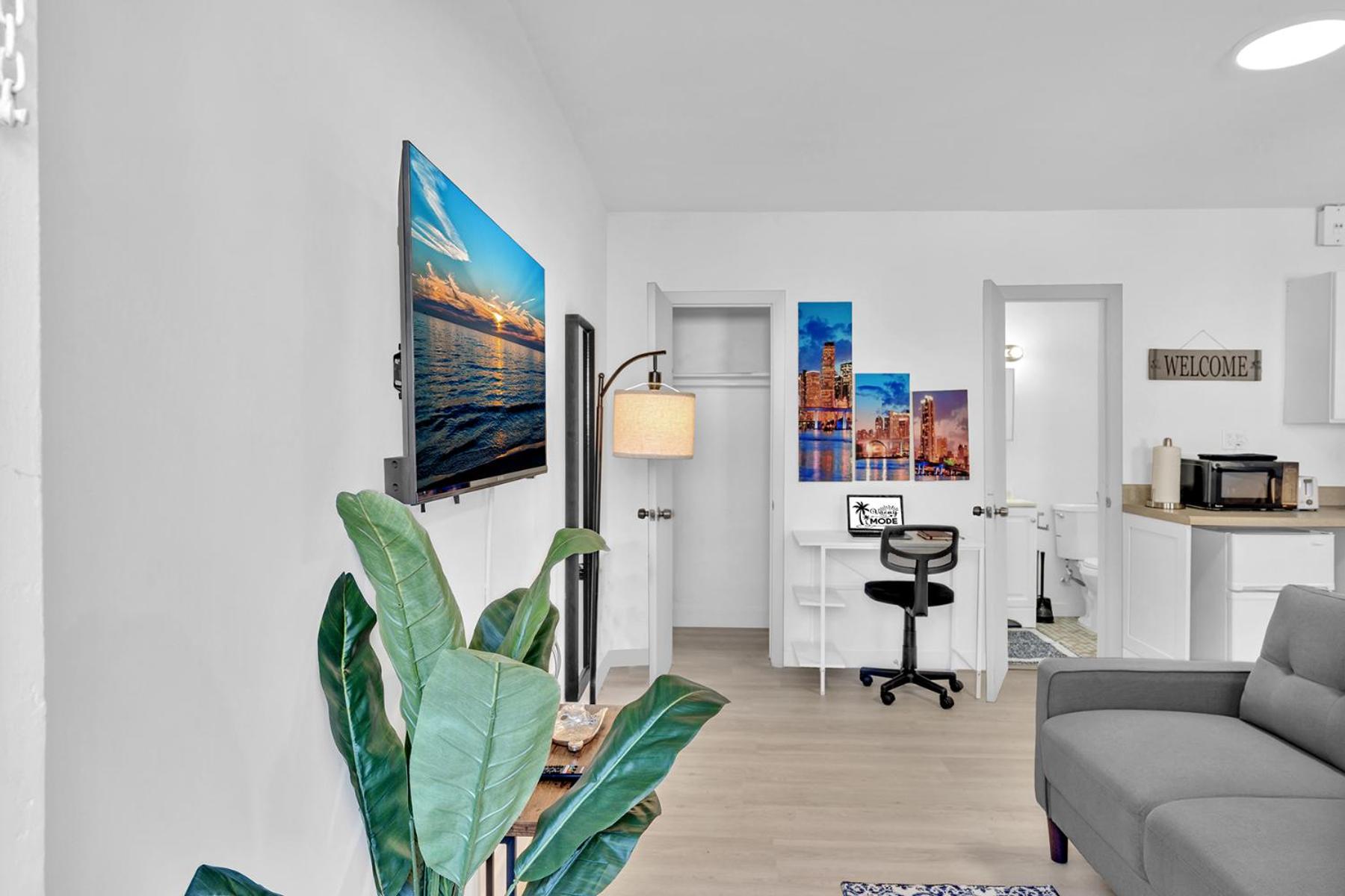 Young Circle & Hollywood Blvd Posh Studio Suite