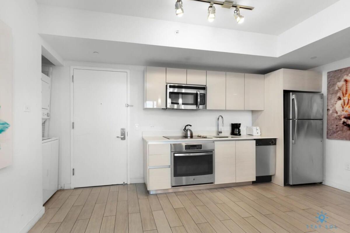 Infinite View and Balcony with Pool, Gym, Near Beach