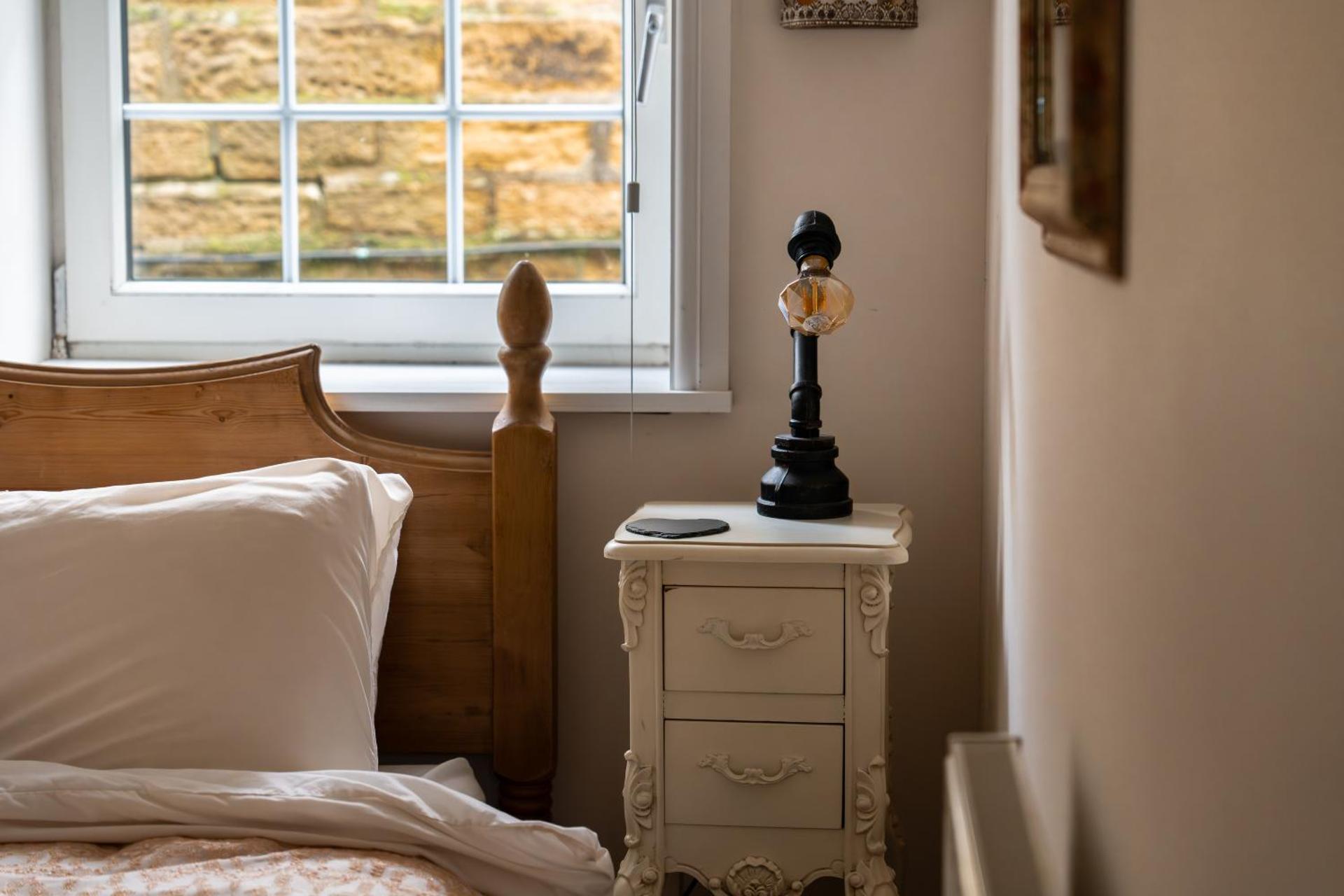 The Little Hideaway - Historic Gem off Haworth Main Street -Log Fire