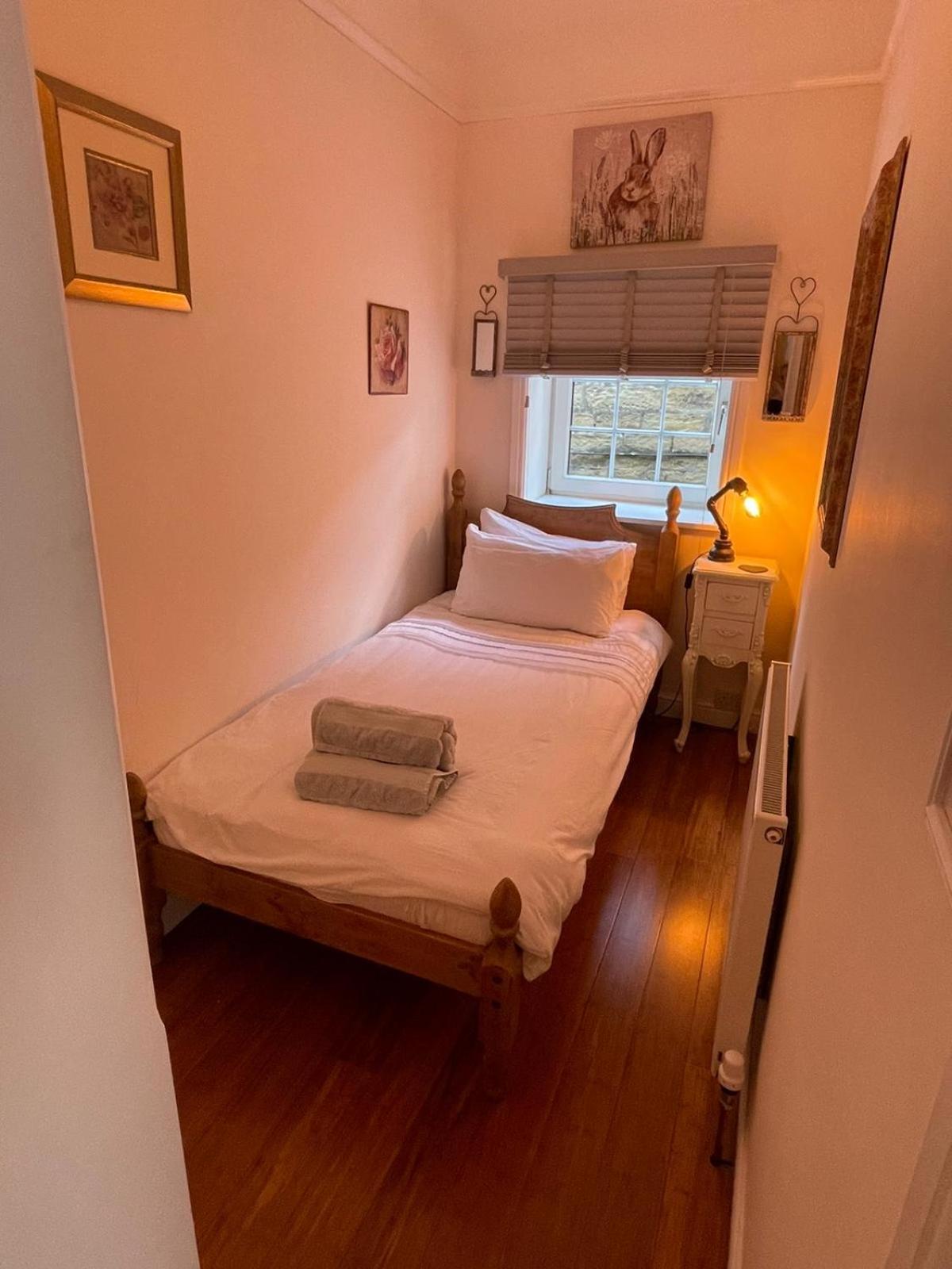 The Little Hideaway - Historic Gem off Haworth Main Street -Log Fire