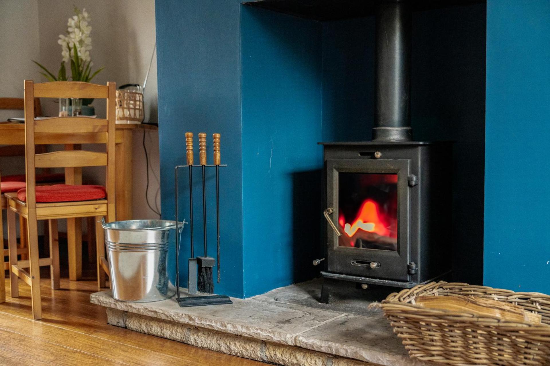 Sun Street Cottage - with log burner, jet bath and Summerhouse