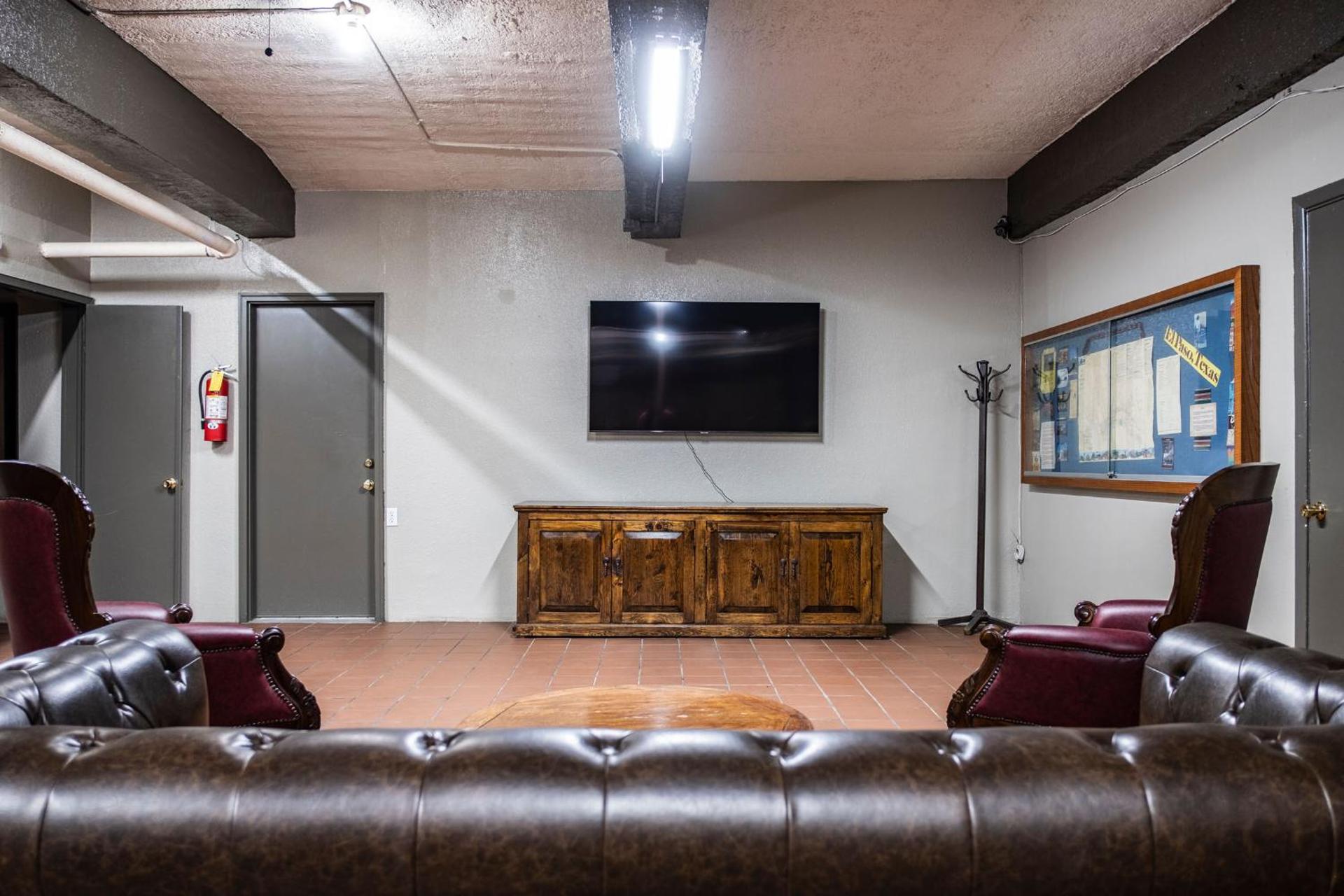 Communal lounge/ TV room