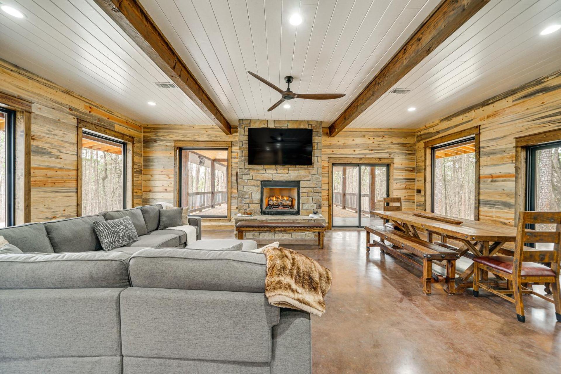 Grand Broken Bow Cabin with Hot Tub and Spacious Deck!