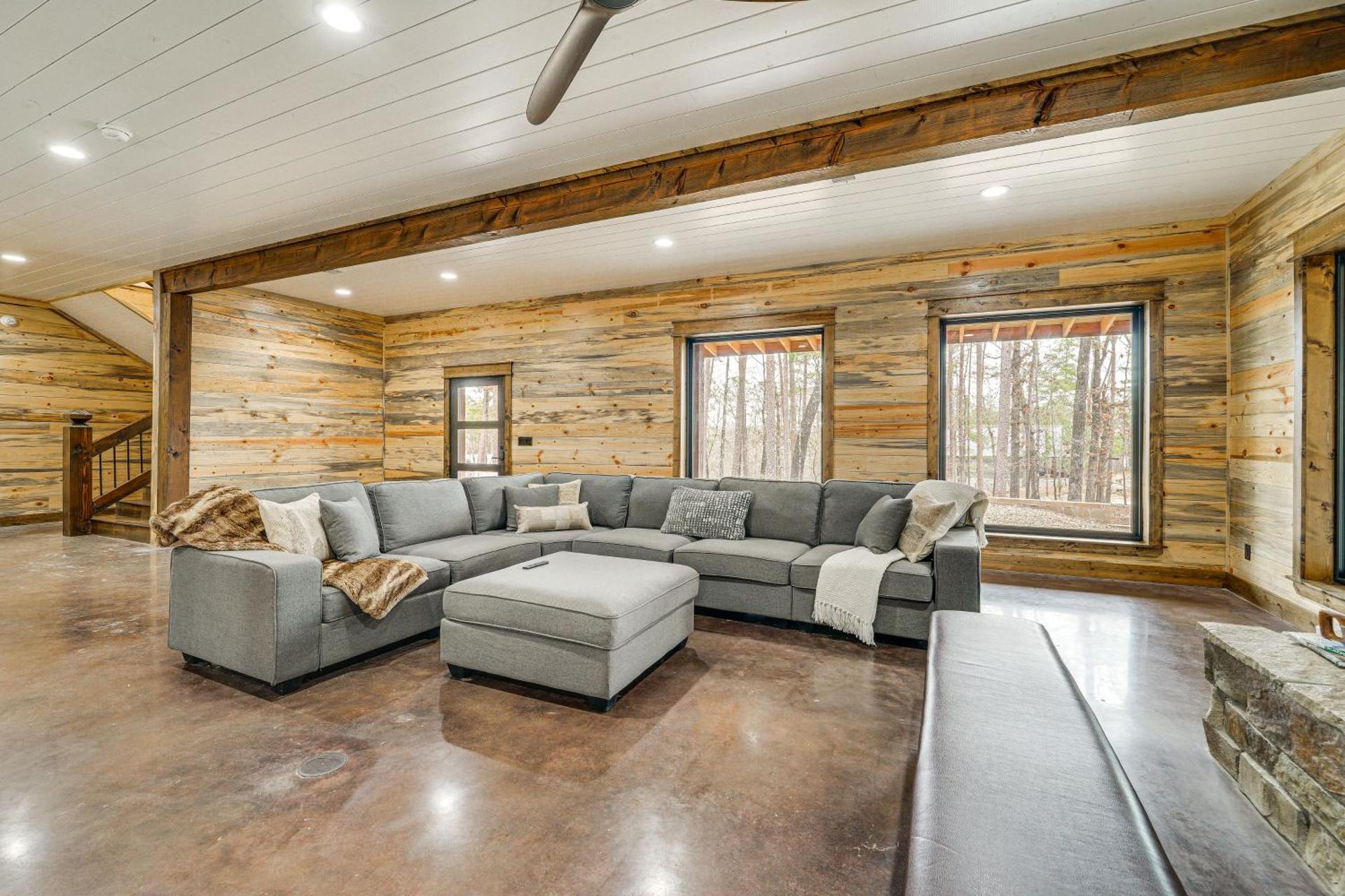 Grand Broken Bow Cabin with Hot Tub and Spacious Deck!