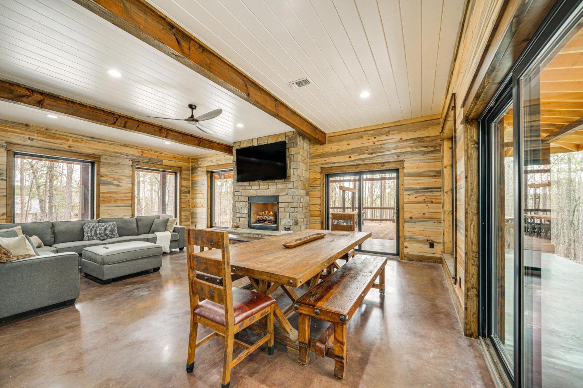 Grand Broken Bow Cabin with Hot Tub and Spacious Deck!