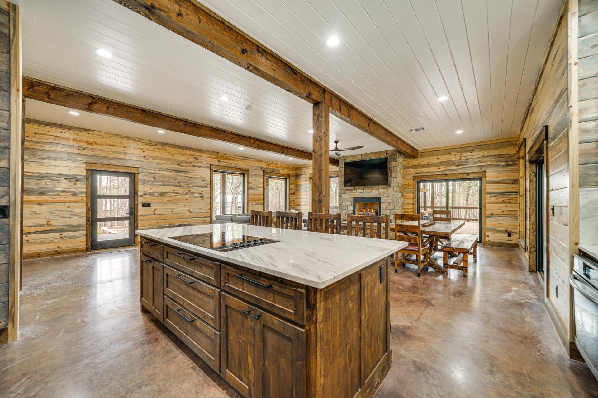 Grand Broken Bow Cabin with Hot Tub and Spacious Deck!