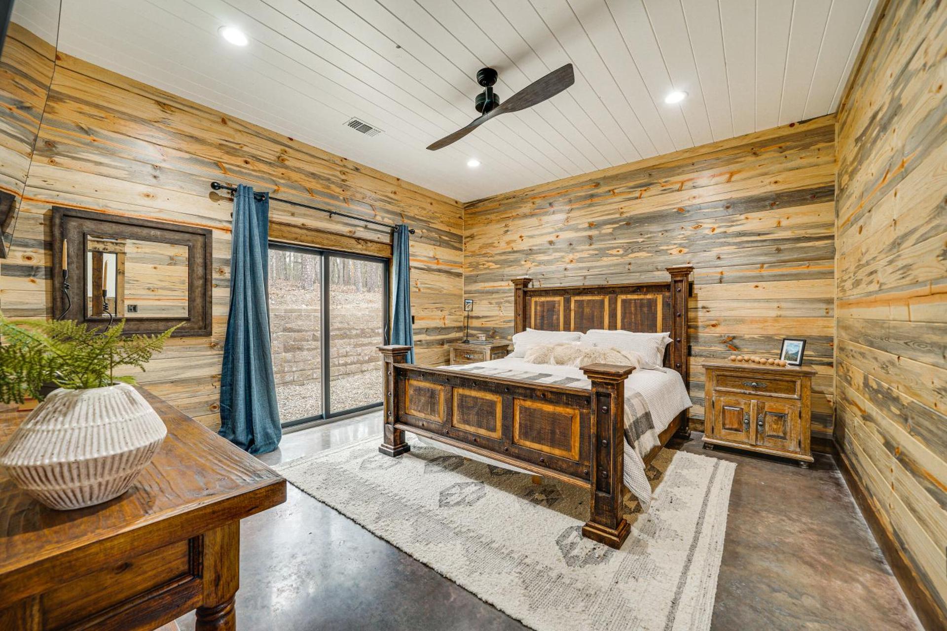 Grand Broken Bow Cabin with Hot Tub and Spacious Deck!