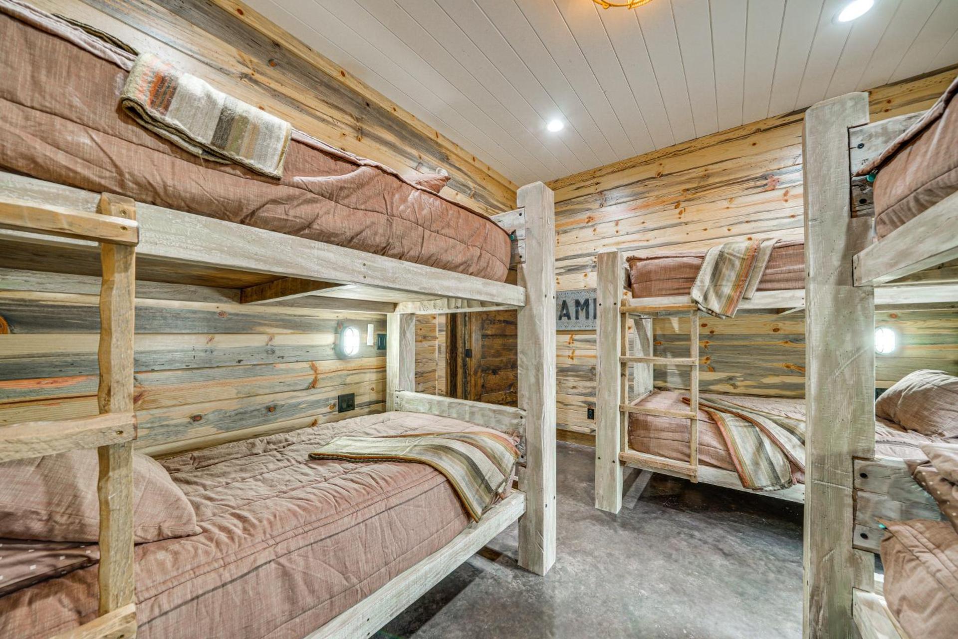 Grand Broken Bow Cabin with Hot Tub and Spacious Deck!