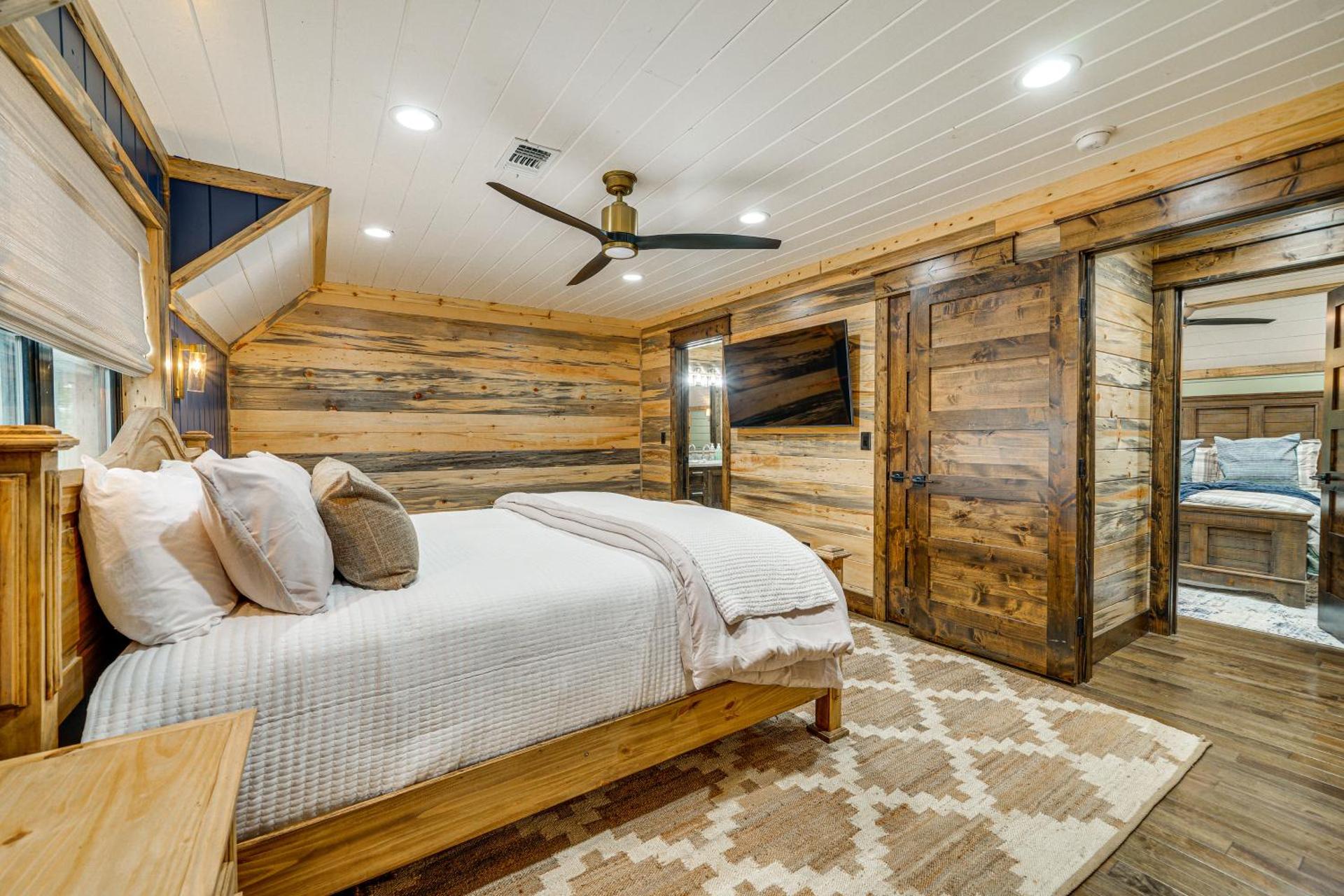 Grand Broken Bow Cabin with Hot Tub and Spacious Deck!