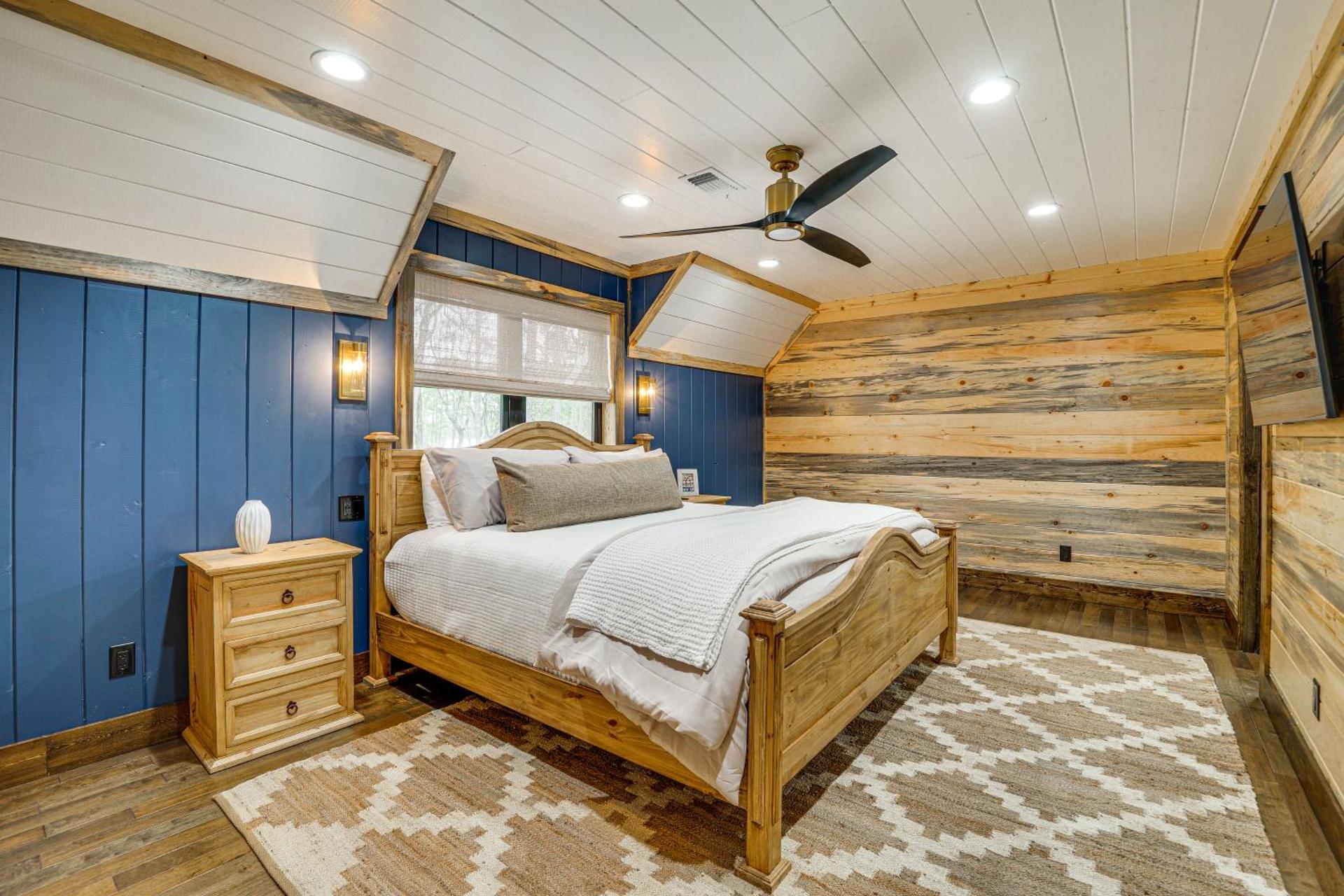 Grand Broken Bow Cabin with Hot Tub and Spacious Deck!