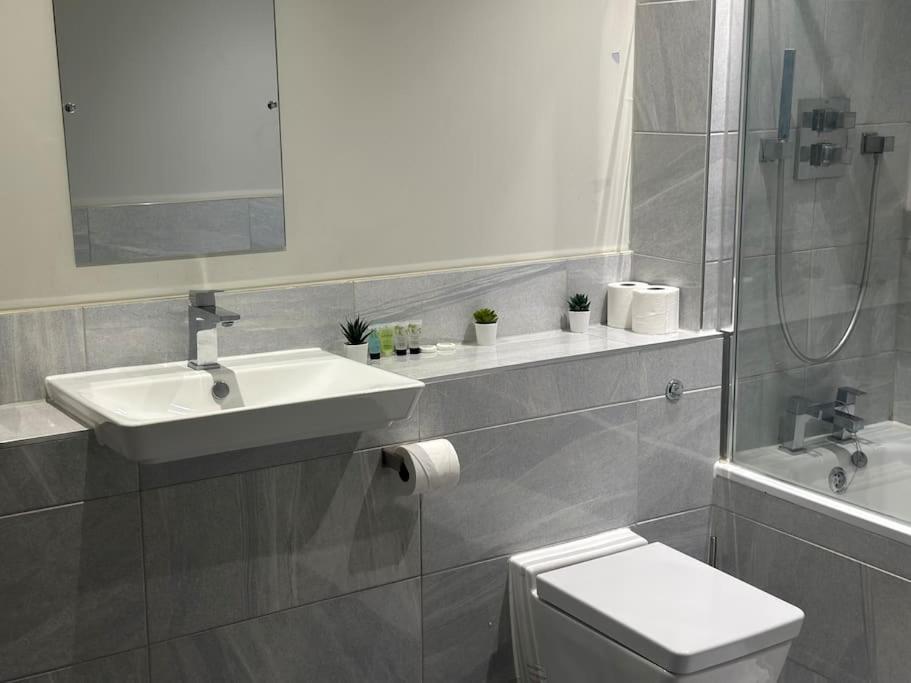 Spacious, bright 2 bed flat with 1 S/king bed.