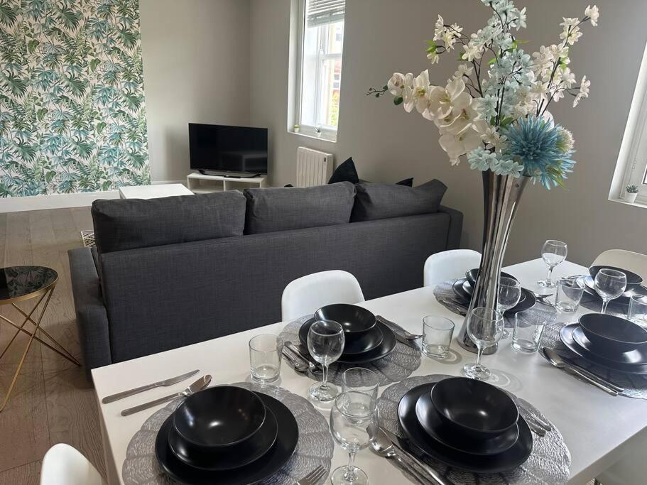 Spacious, bright 2 bed flat with 1 S/king bed.