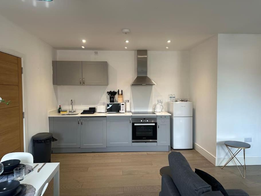 Spacious, bright 2 bed flat with 1 S/king bed.