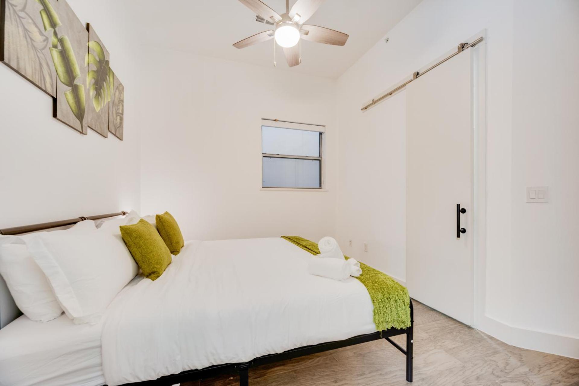 Snazzy loft style 2BR I Gym I Parking I Workspace