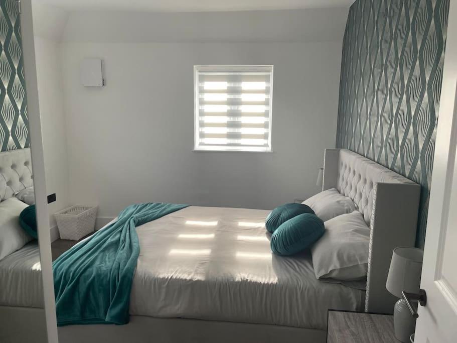 Brand New Big House with garden and free parking