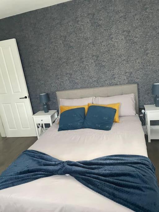 Brand New Big House with garden and free parking