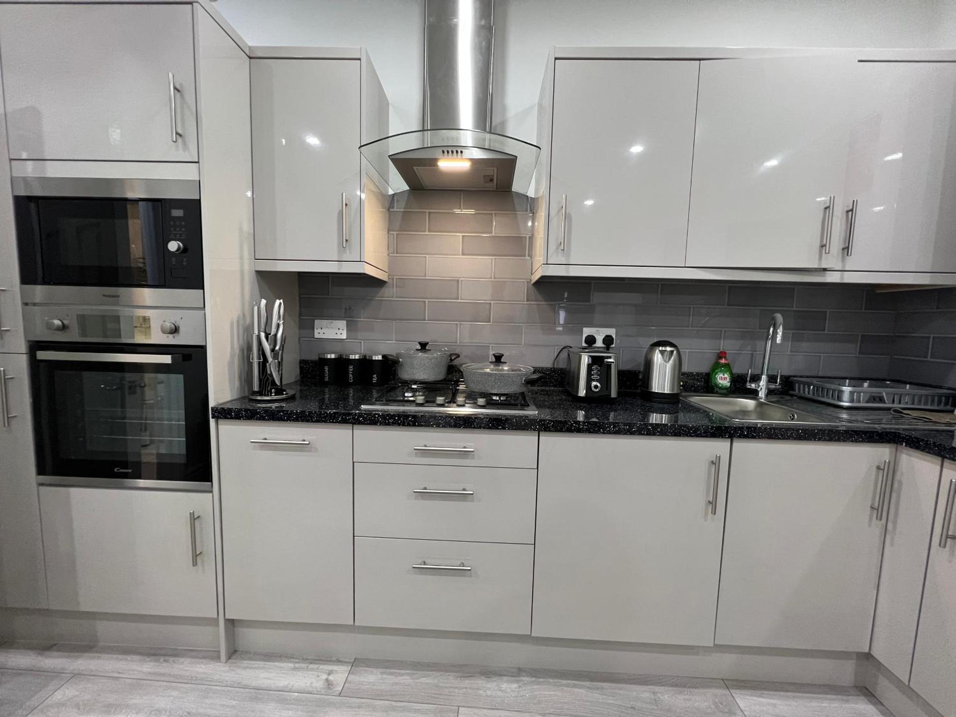 F4 Luxury Stays One bed apartment with Parking