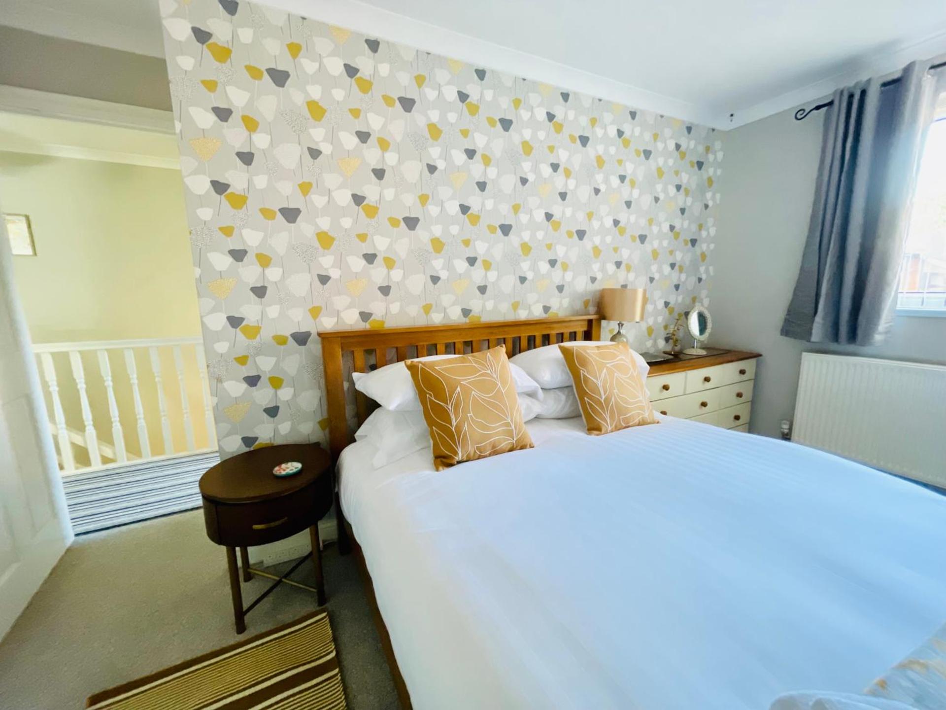 Tanglewood Close, 3 Bedroom house, Abergavenny with private parking,