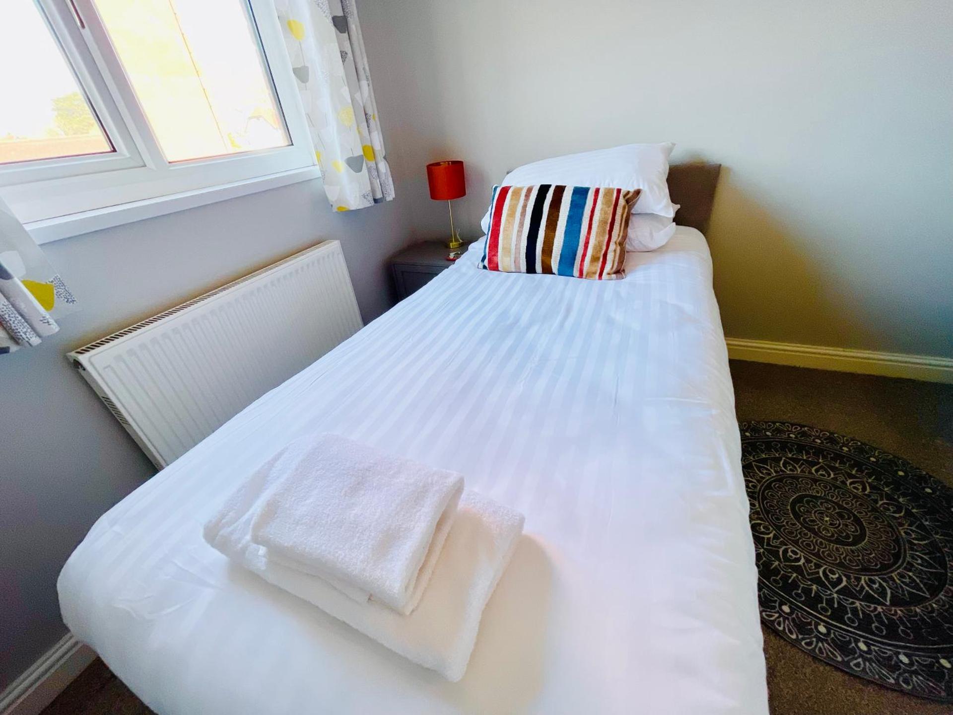 Tanglewood Close, 3 Bedroom house, Abergavenny with private parking,