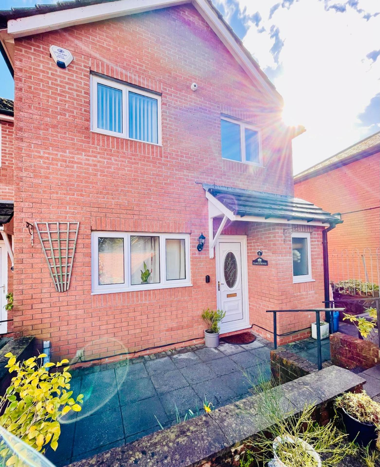 Tanglewood Close, 3 Bedroom house, Abergavenny with private parking,