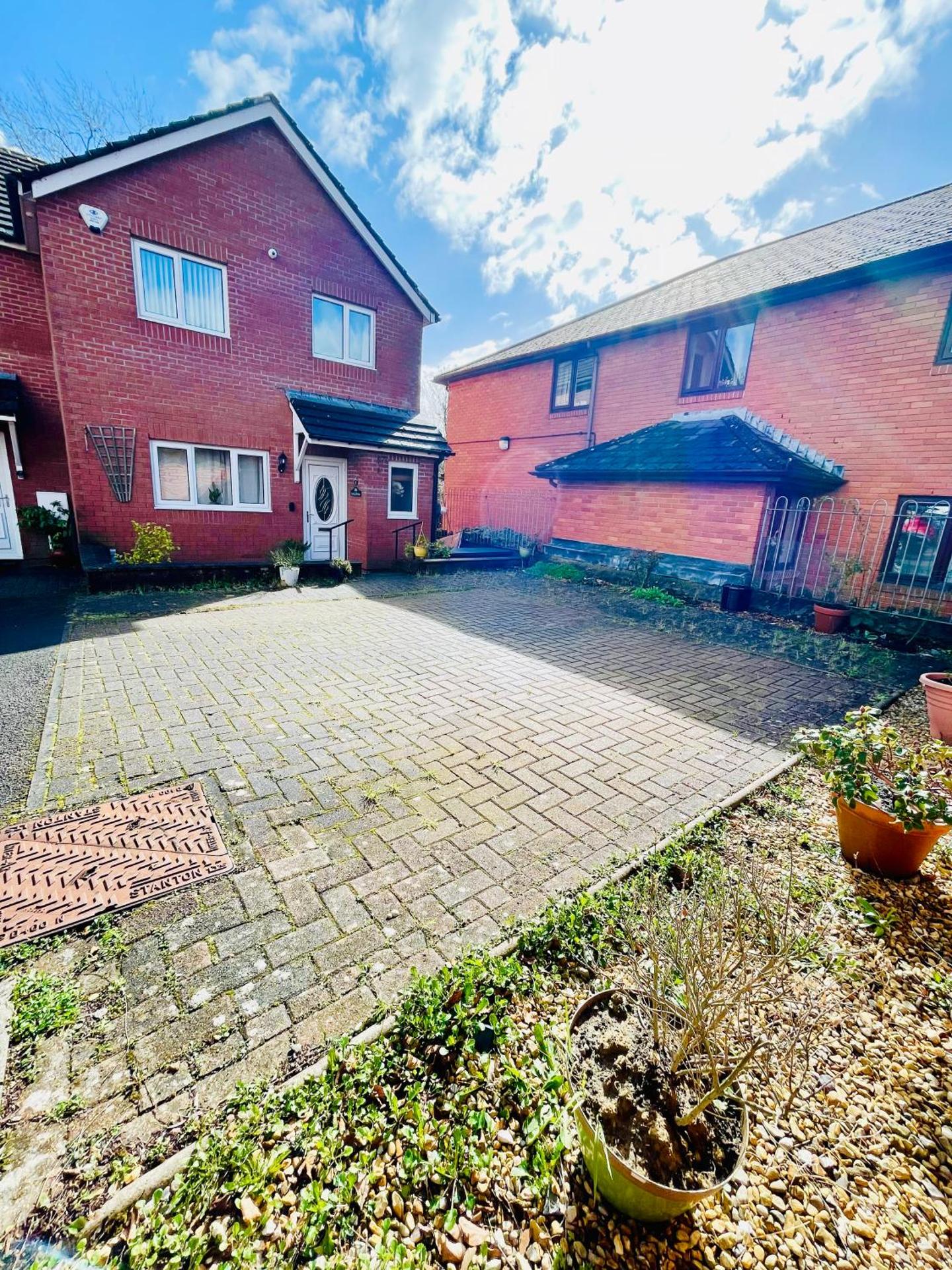 Tanglewood Close, 3 Bedroom house, Abergavenny with private parking,