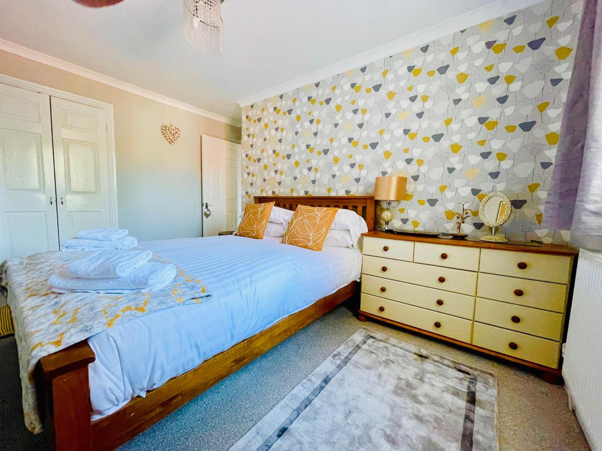 Tanglewood Close, 3 Bedroom house, Abergavenny with private parking,