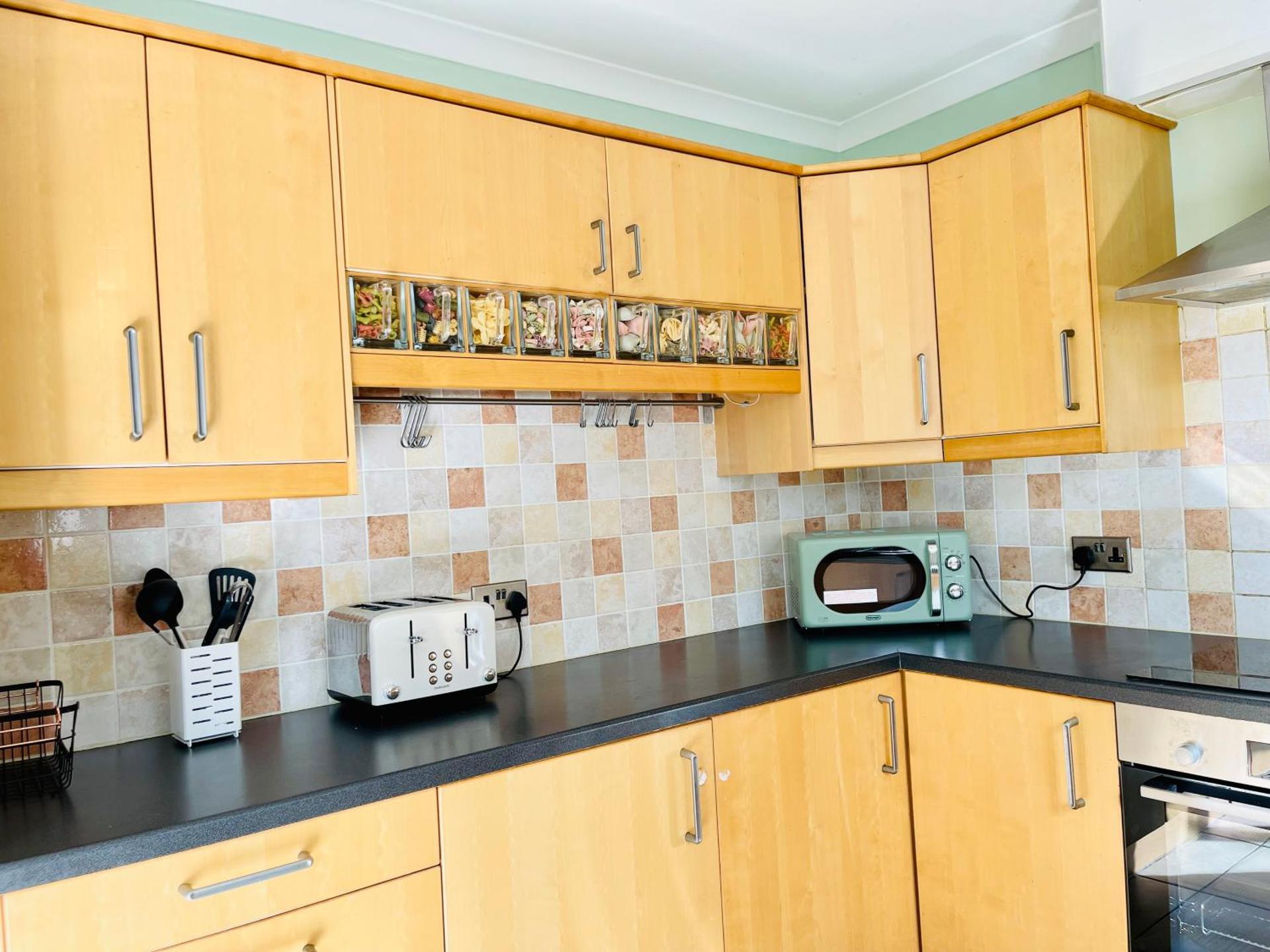 Tanglewood Close, 3 Bedroom house, Abergavenny with private parking,