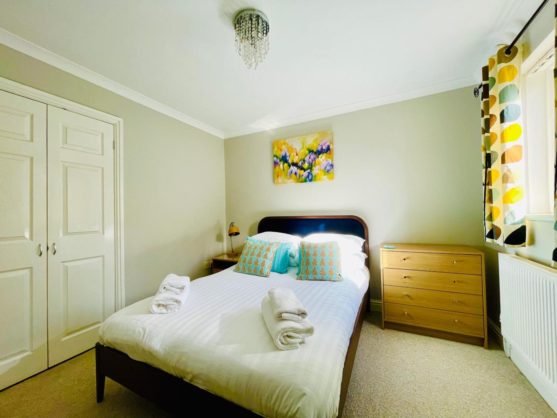 Tanglewood Close, 3 Bedroom house, Abergavenny with private parking,