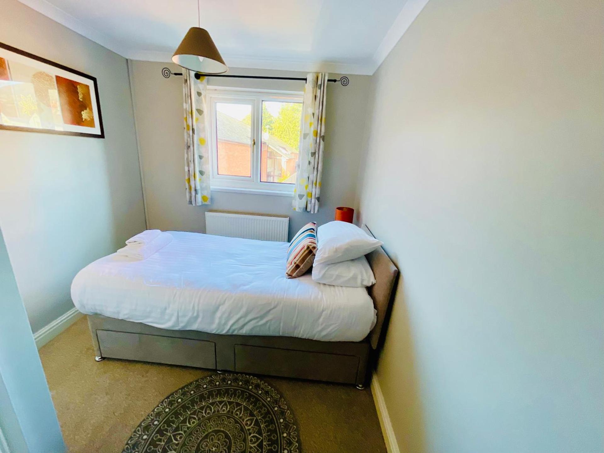 Tanglewood Close, 3 Bedroom house, Abergavenny with private parking,