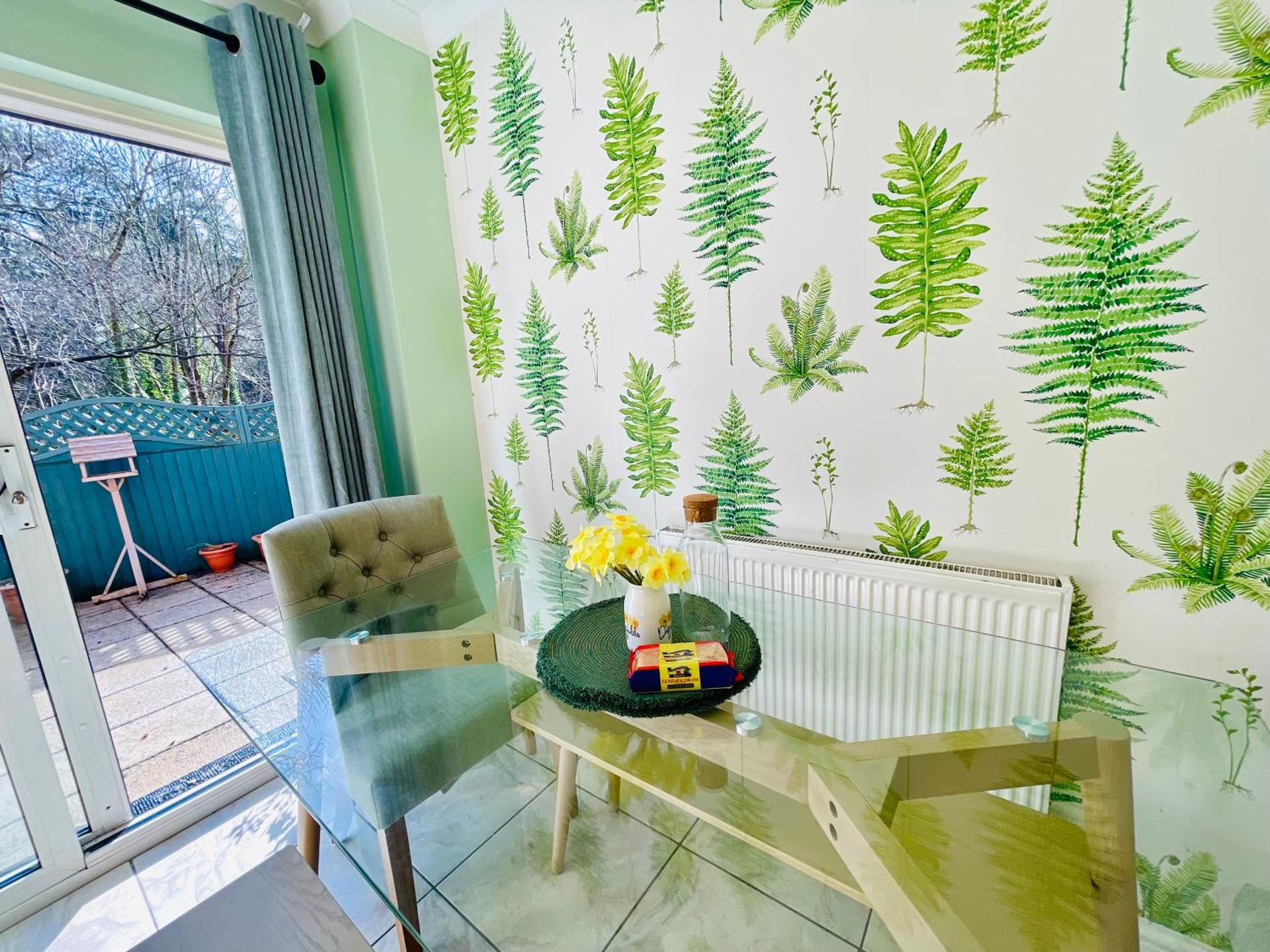 Tanglewood Close, 3 Bedroom house, Abergavenny with private parking,