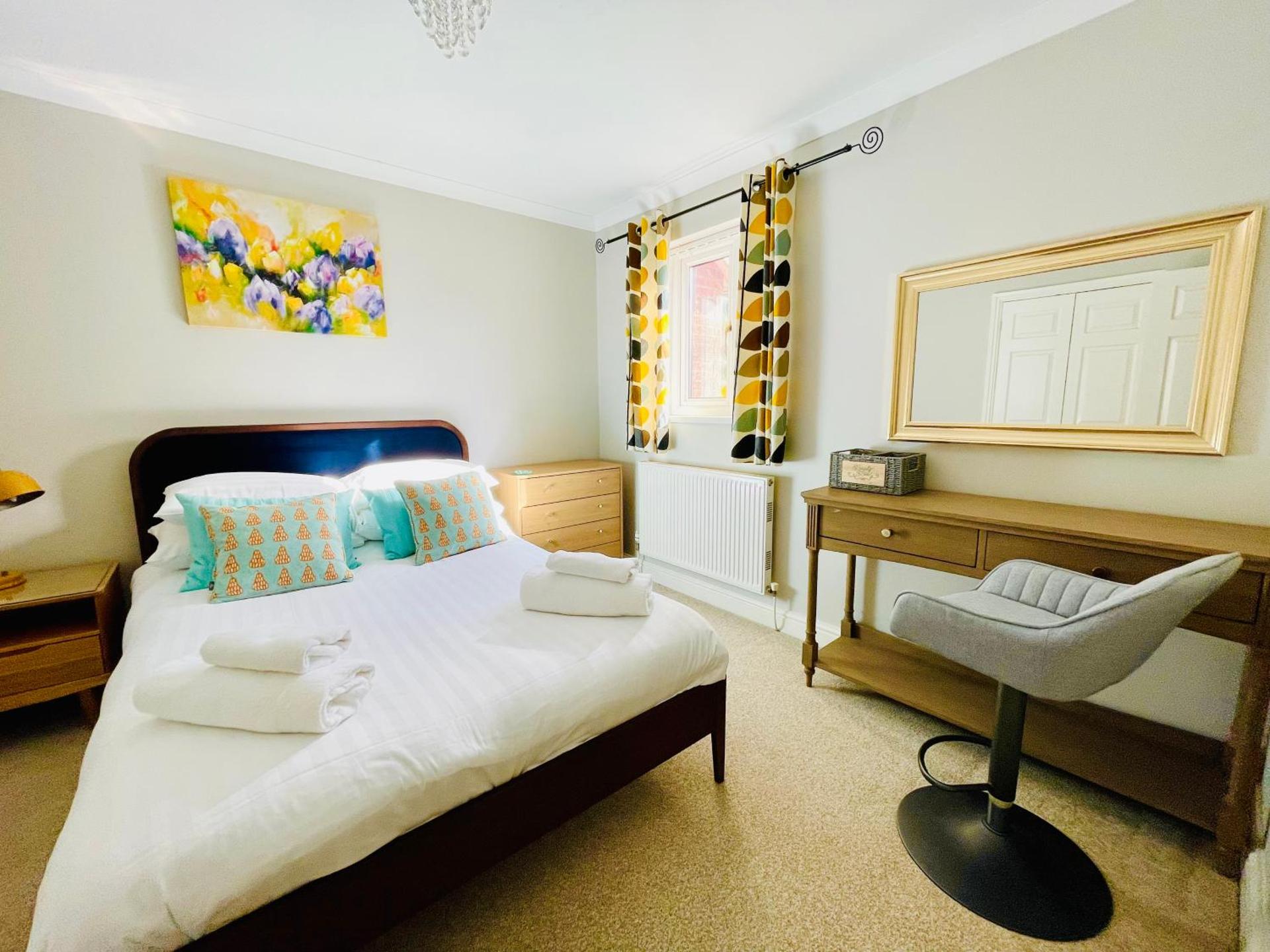 Tanglewood Close, 3 Bedroom house, Abergavenny with private parking,