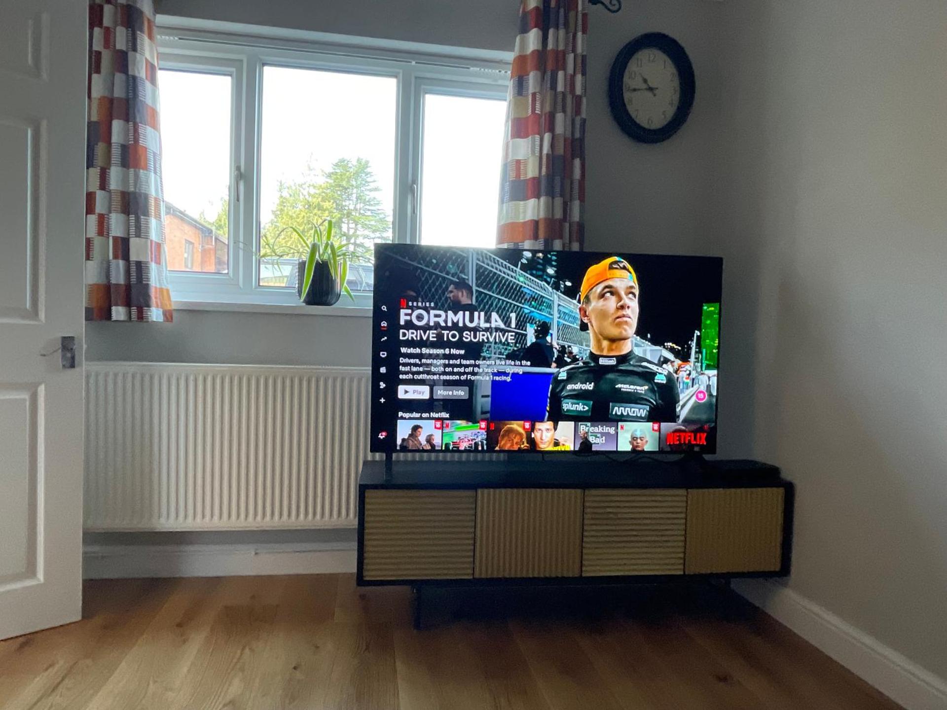 Tanglewood Close, 3 Bedroom house, Abergavenny with private parking,