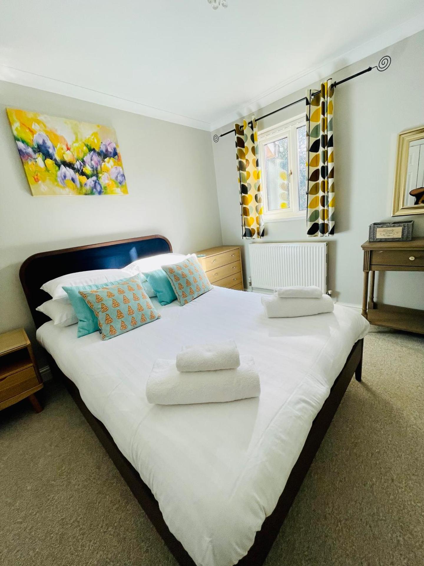 Tanglewood Close, 3 Bedroom house, Abergavenny with private parking,