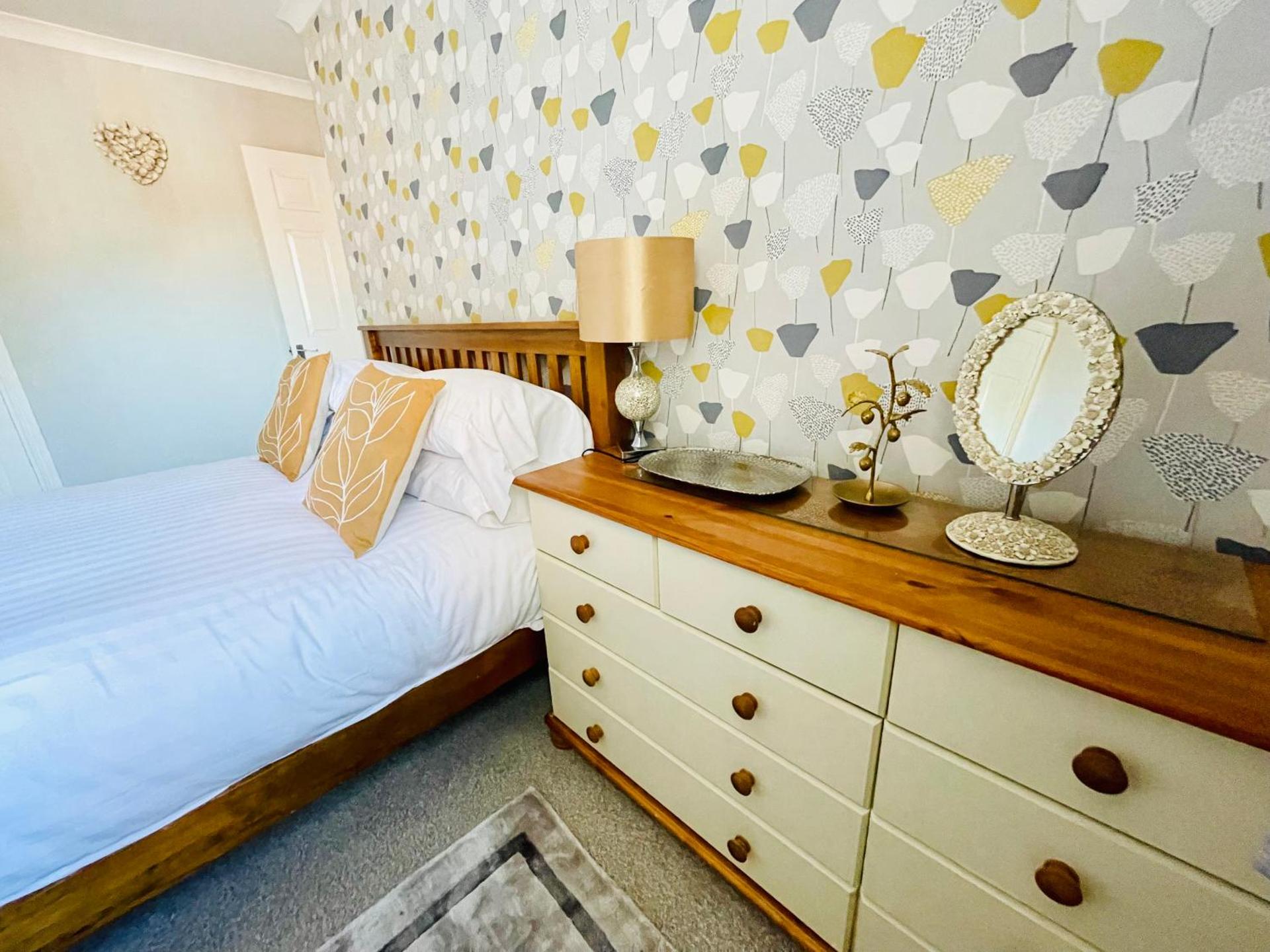 Tanglewood Close, 3 Bedroom house, Abergavenny with private parking,