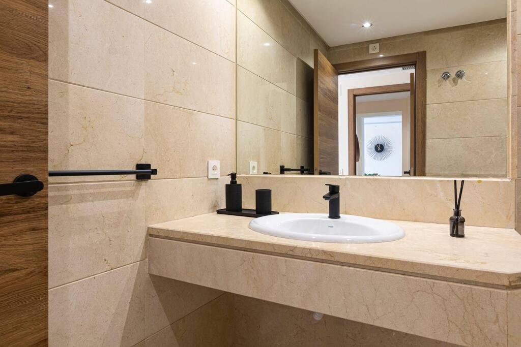 Spacious and luxurious apartment in Puerto Banus