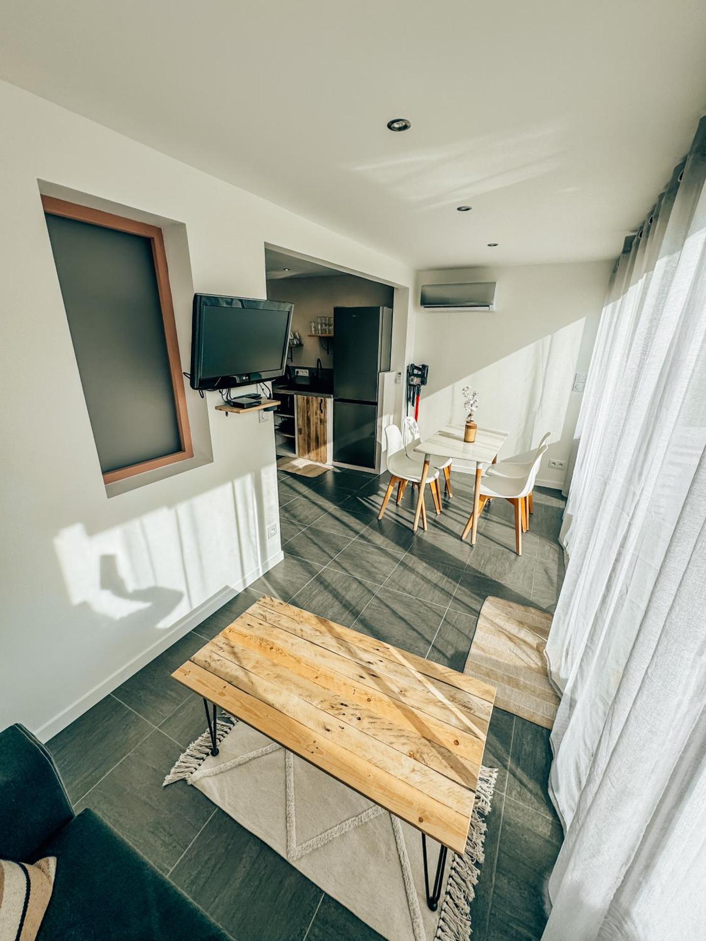 BEACH HOUSE 100M PLAGE, SUR LE PORT.