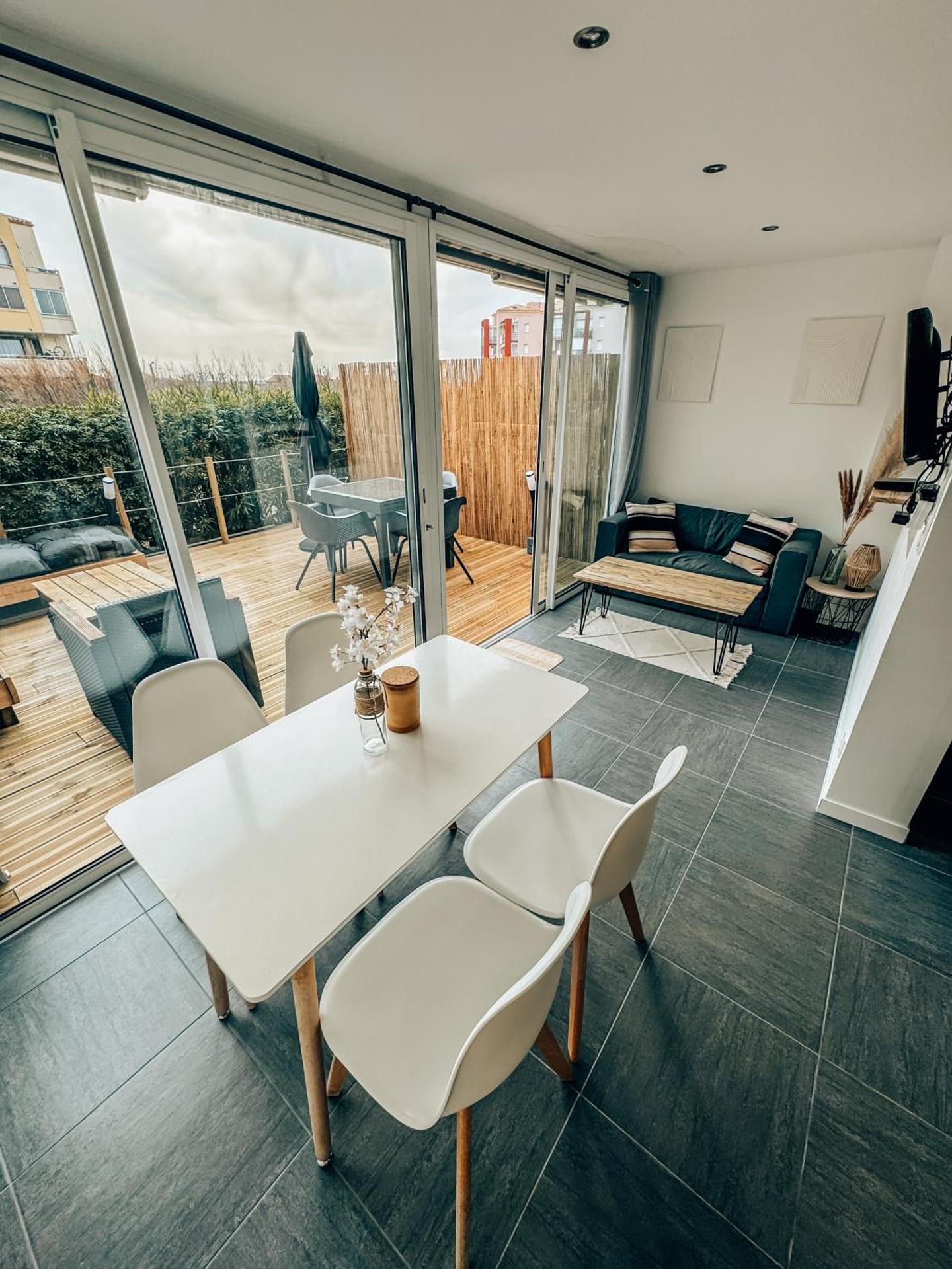 BEACH HOUSE 100M PLAGE, SUR LE PORT.