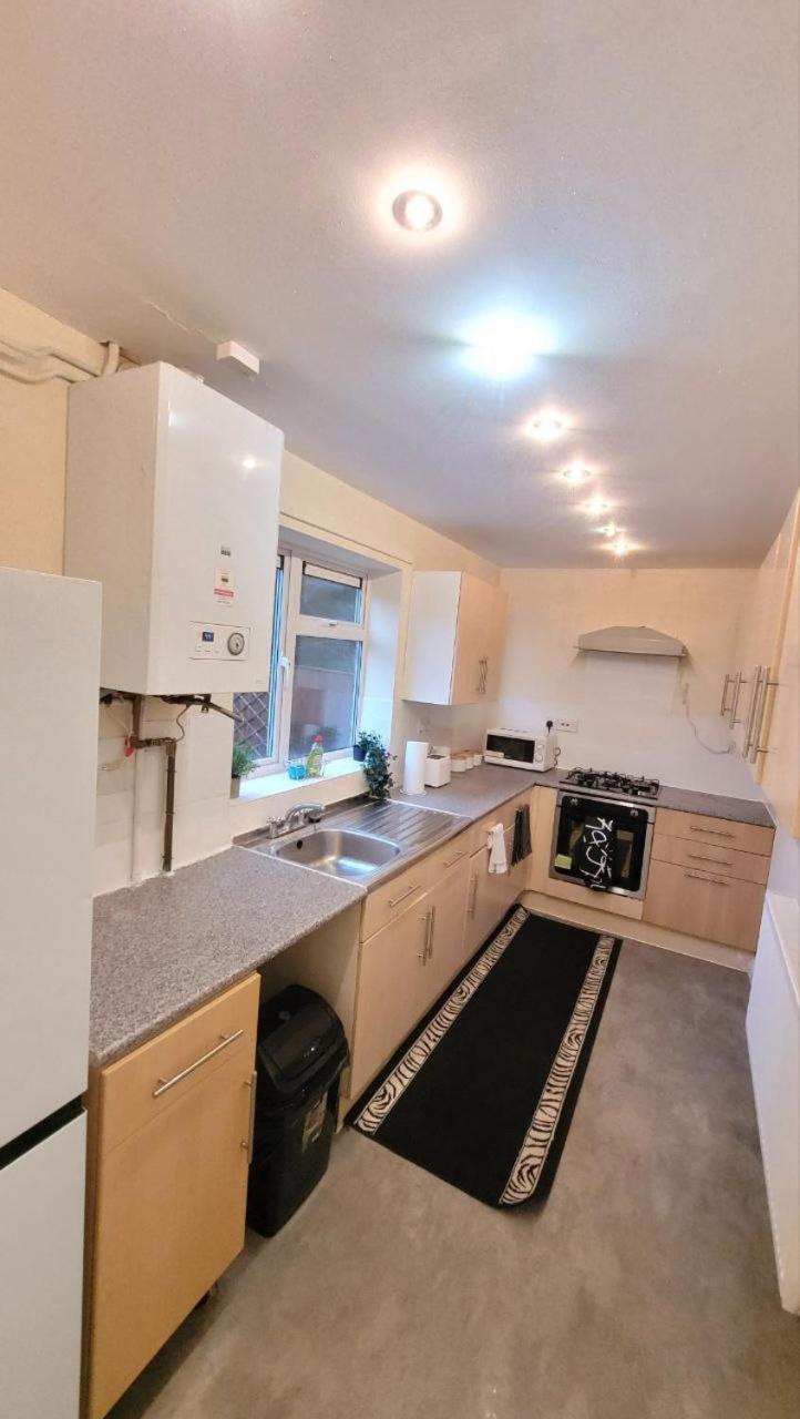 Three Bed House in Warrington with free on-site Parking Sleeps 5