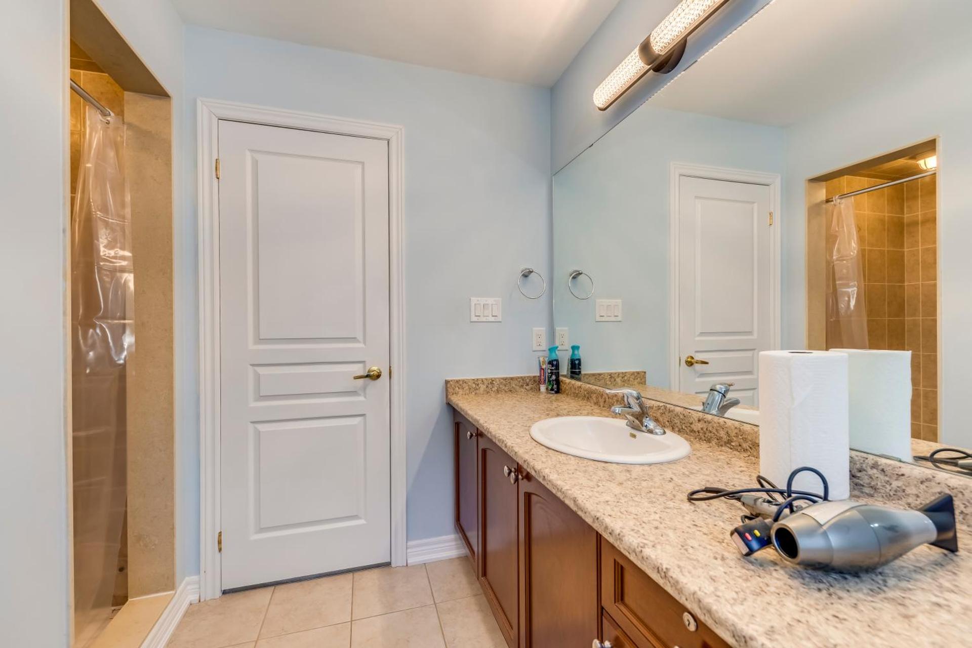 Avid vacation palace in Castlemore , Brampton