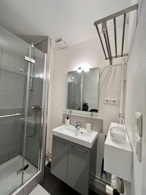 2P calme - climatisation - 70m du métro M4 Barbara - 4 pers maximum