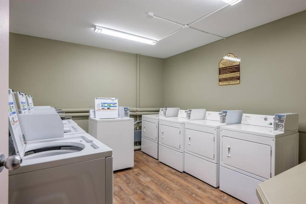 Stroll to Slopes, Village Area, Ski in-out MtLodge 219