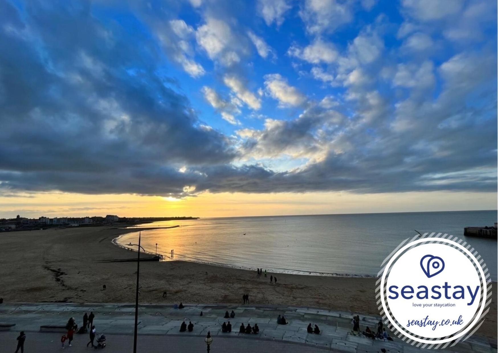 Luna's Seaview Apartment Sleeps 4 Parking Beach