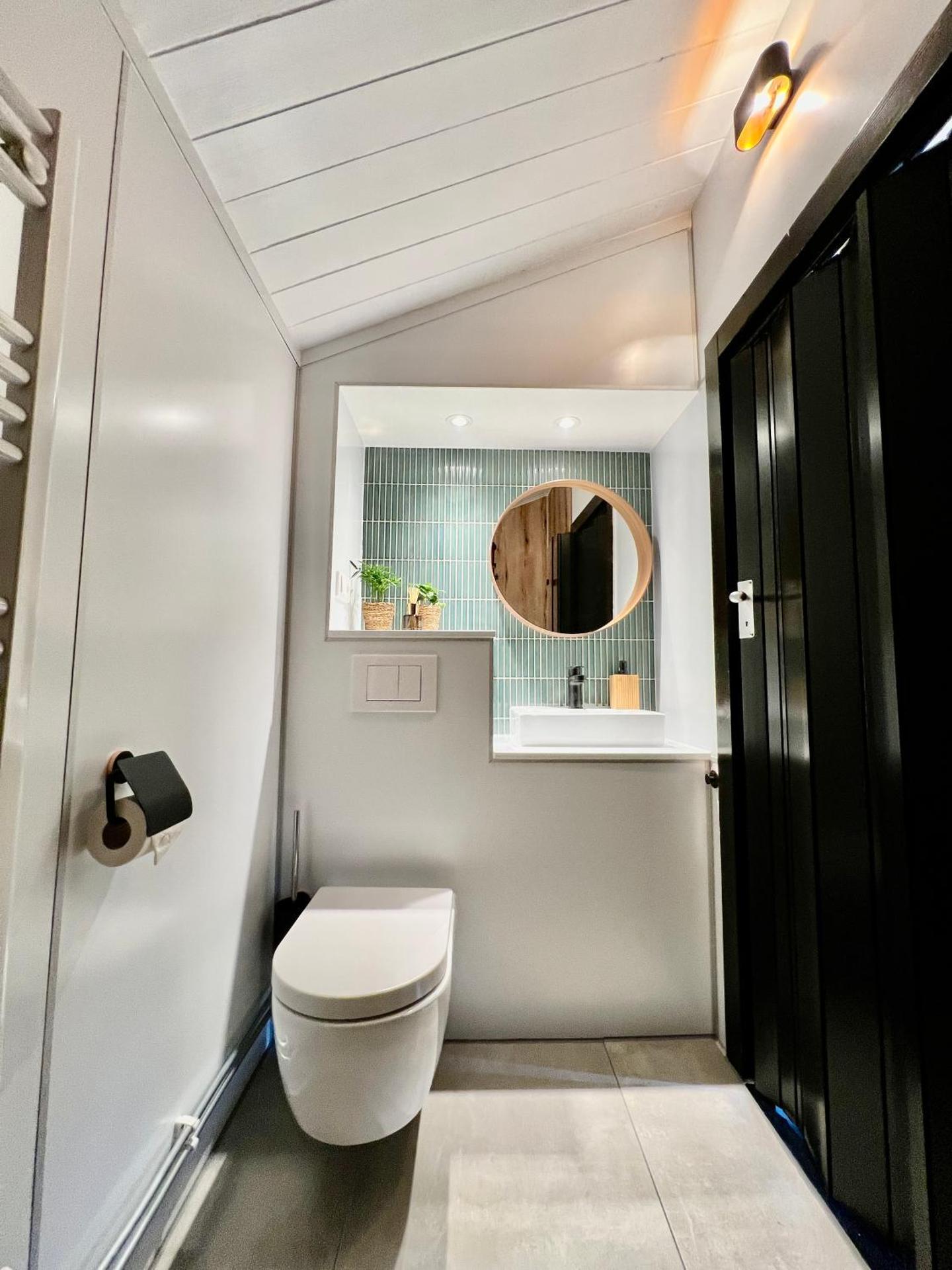 NEW - Private Cabin - on a lake near Amsterdam