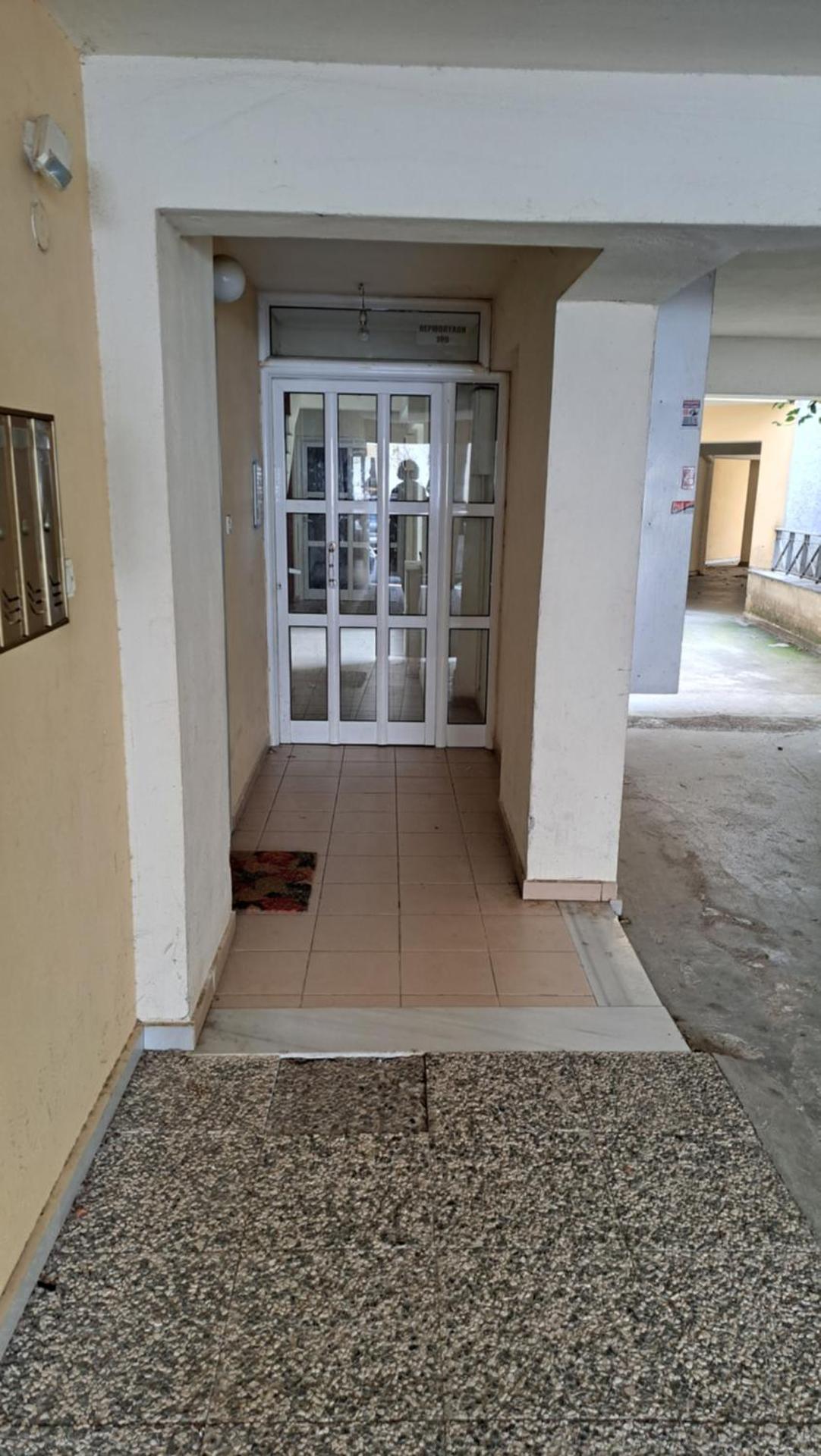 Central location! Spacious 2 bdrm with balcony